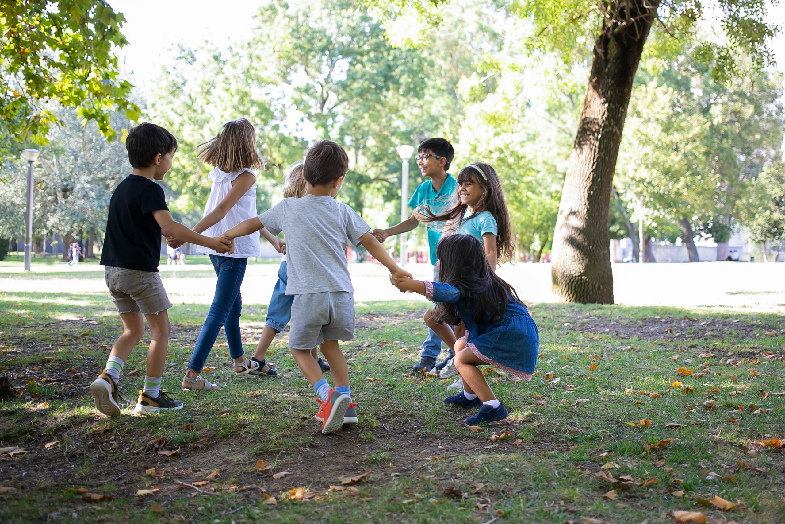 niños jugando en un parque
